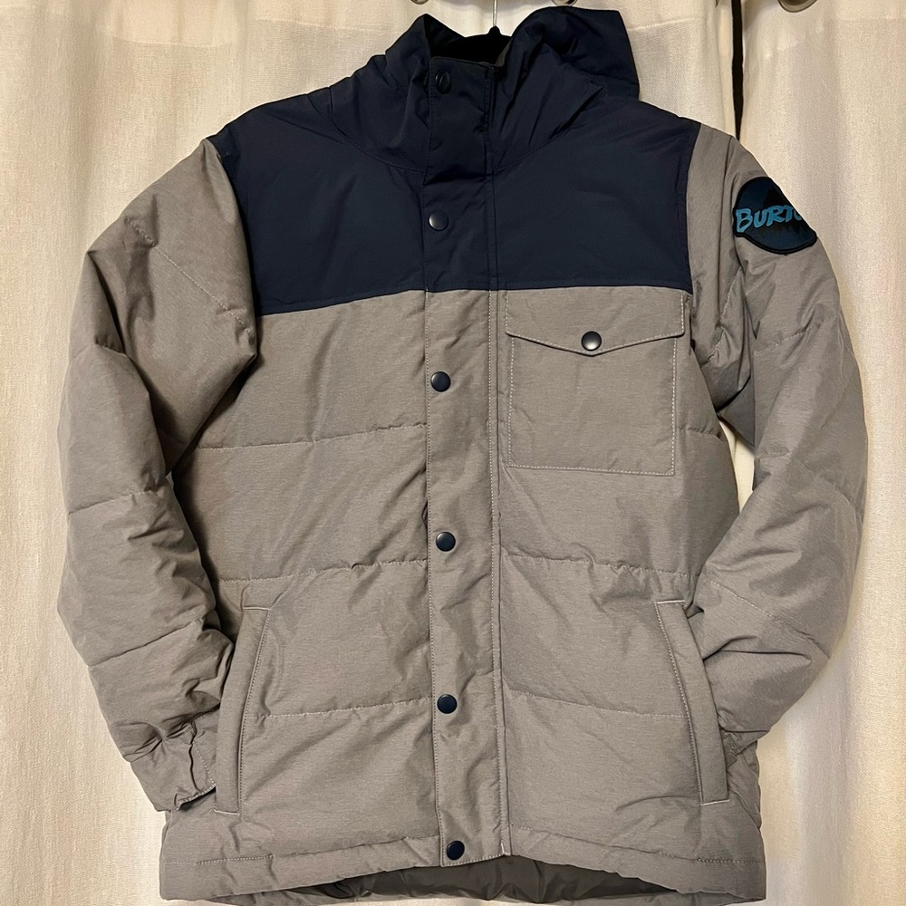 Burton kids snowboard jacket. Never worn. Perfect condition. fits ages 10-12
